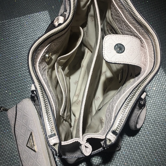 Guess Handbag with matching wallet - Picture 2 of 4